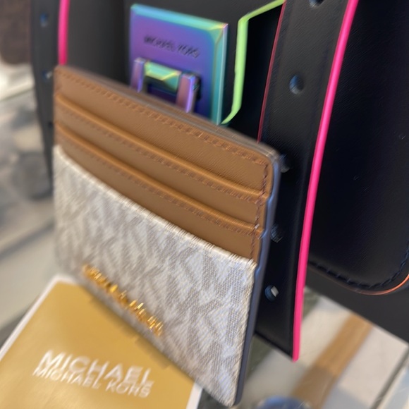 MICHAEL KORS
Leather Large Card Holder Case Wallet 
Vanilla MK Signature 
NWT - Picture 2 of 16